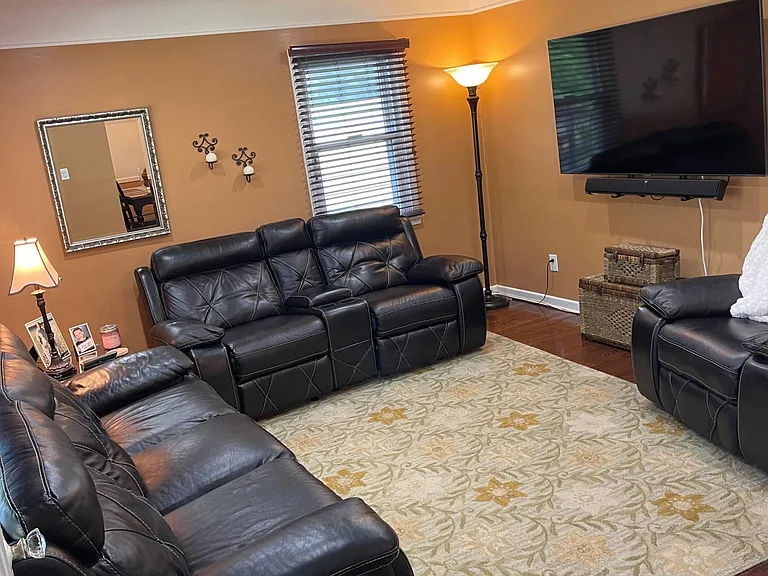 7260 Kingsbury St — Photo 3