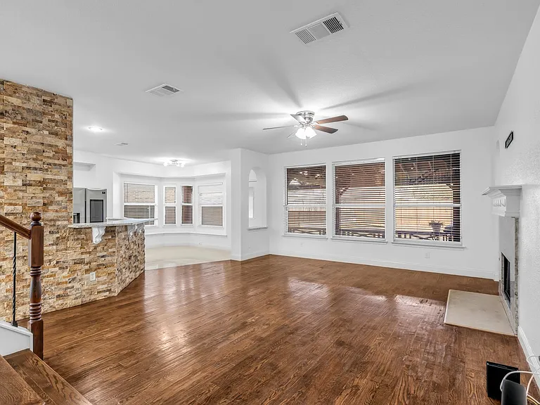 3010 Lena Dr — Photo 10