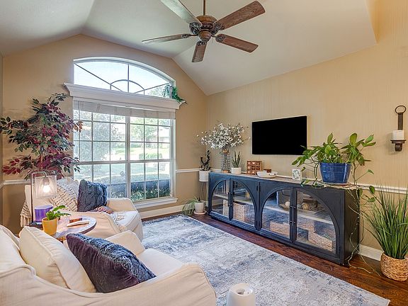 4th image of 909 Overton Dr