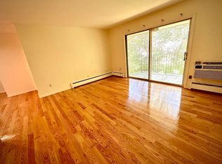 11 Longwood Dr APT 12, Andover, MA 01810