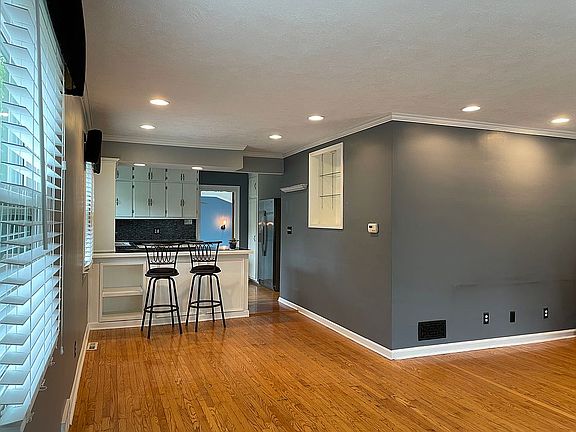 4th image of 5632 Indianola Ave
