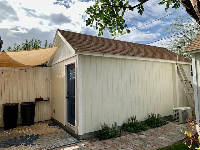 10'x20' (200 sq ft) detached studio with its own a/c unit. Well sound insulated, previous tenant used it as a music recording studio for his daughter.