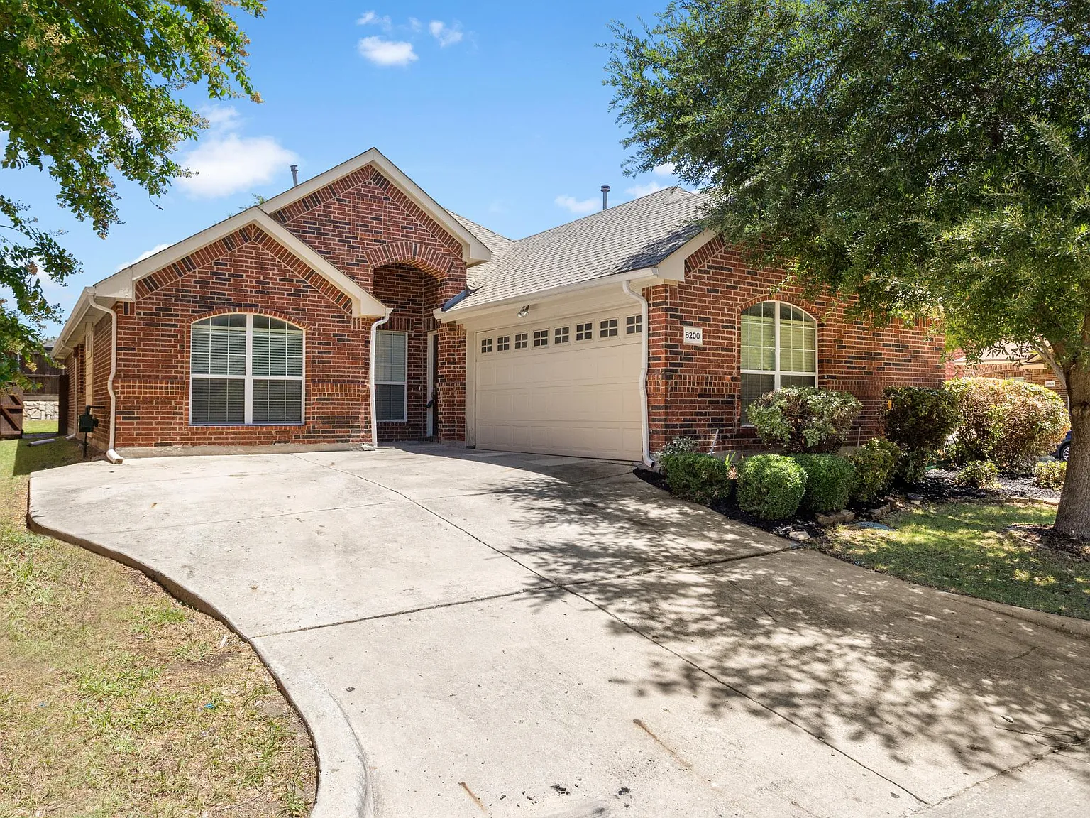 8200 Hitching Trail — Photo 3