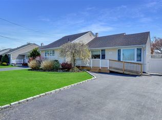 4 Jeffrey Ln, North Babylon, NY 11703