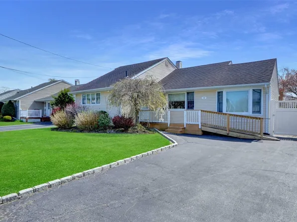 4 Jeffrey Lane, North Babylon, NY 11703