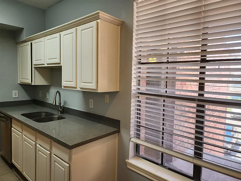 2255 Braeswood Park Dr #272 — Photo 8