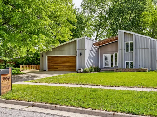 2924 Diamond St, Ames, IA 50010