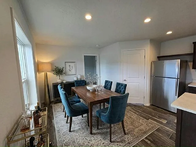 3 bed, 2.0 bath, 1216 sqft, $3,100 — Photo 3