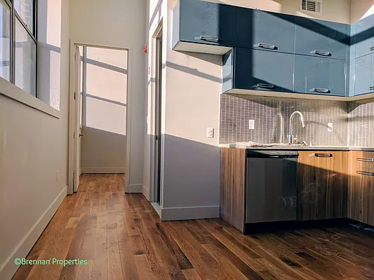 Rented by Manhattan Management LLC | media 29