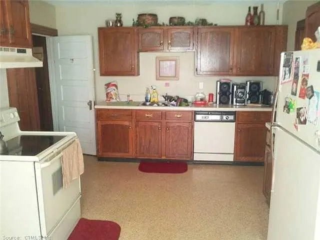 3 bed, 1.5 bath, 1350 sqft, $1,975 — Photo 2