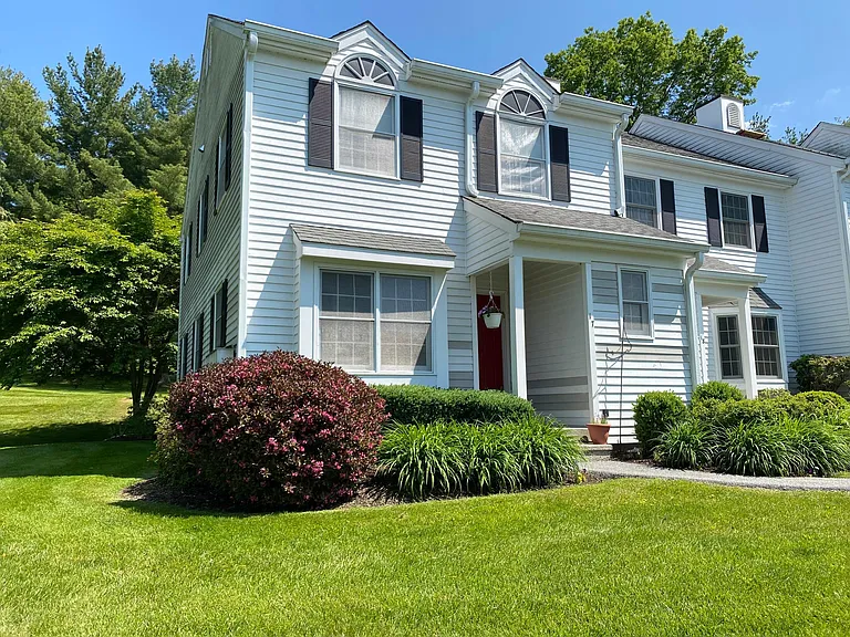 17 Briar Ct #17 — Photo 5