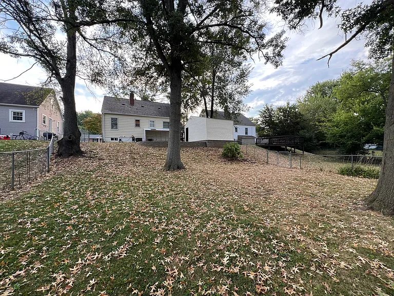 221 Henderson St — Photo 34