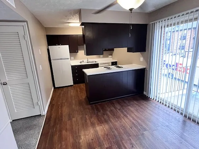 Bristol Square Apartments — Photo 66