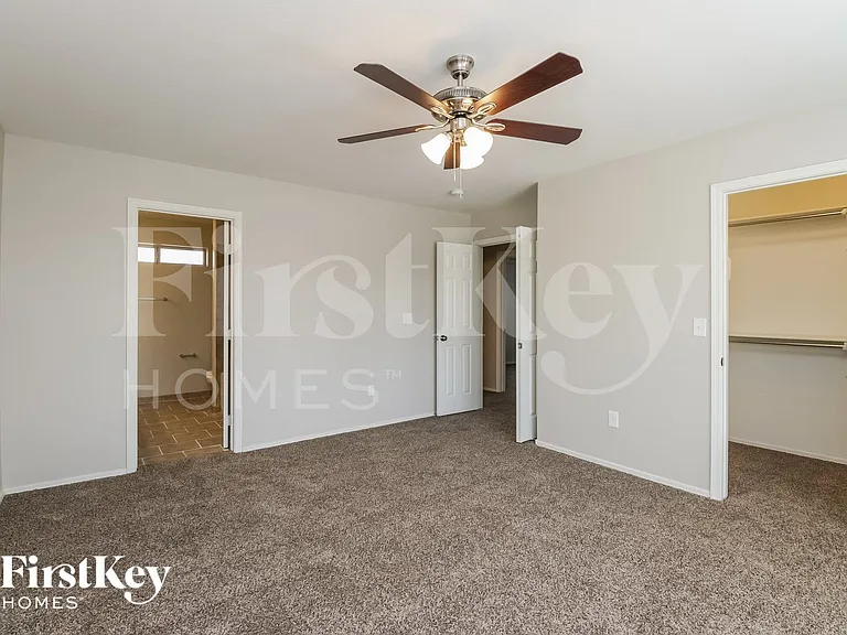 934 E Elgin St — Photo 8