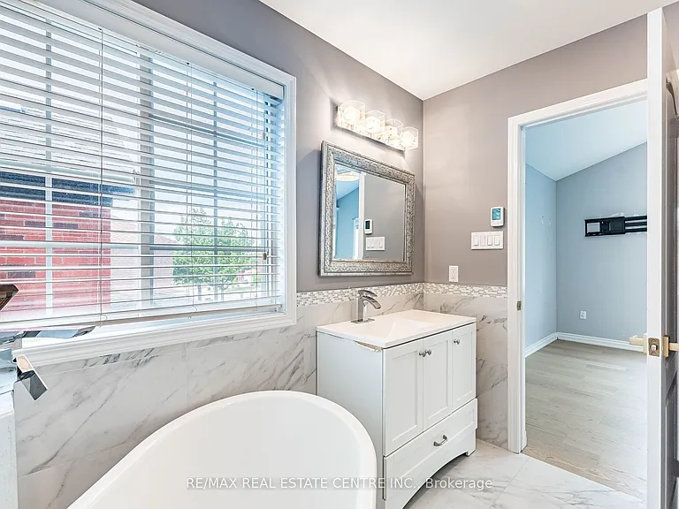 3339 Crompton Cres — Photo 34