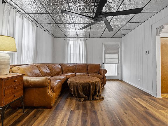 4th image of 610 State St