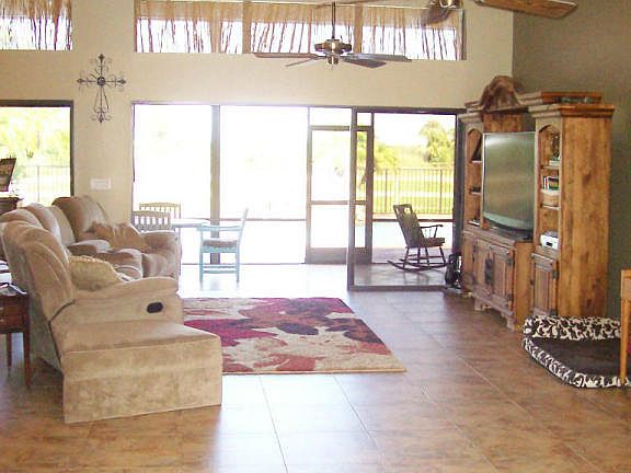 GREAT ROOM W 12 FT CEILINGS