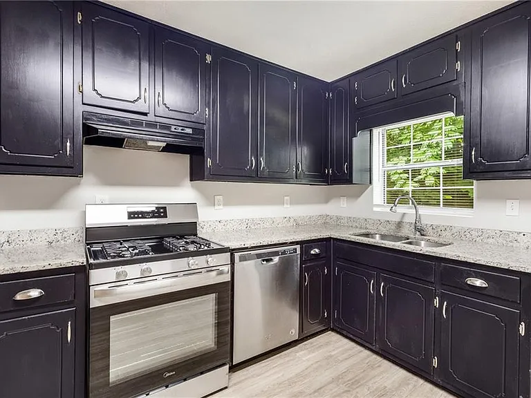 6290 Love St #B — Photo 4