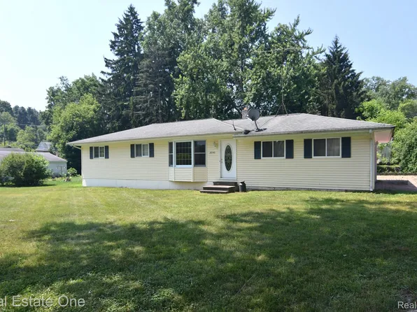 3595 Wilkie St, Waterford, MI 48329