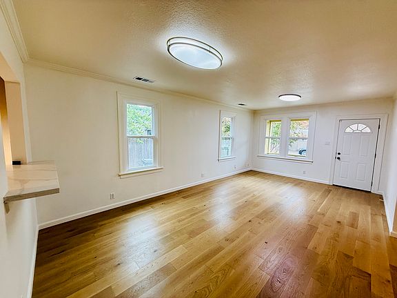 5th image of 2220 Stockton St