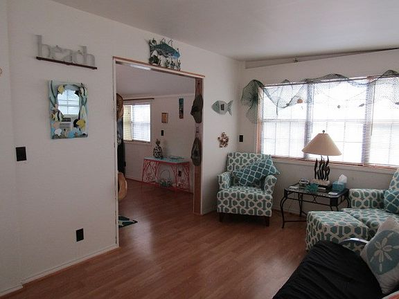 3rd image of 608 Sunset Dr