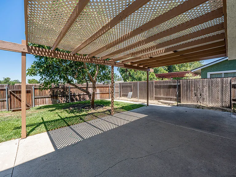 8566 Club House Dr — Photo 29