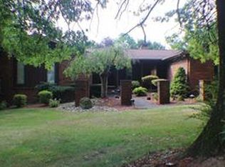 320 Country View Dr, Irwin, PA 15642