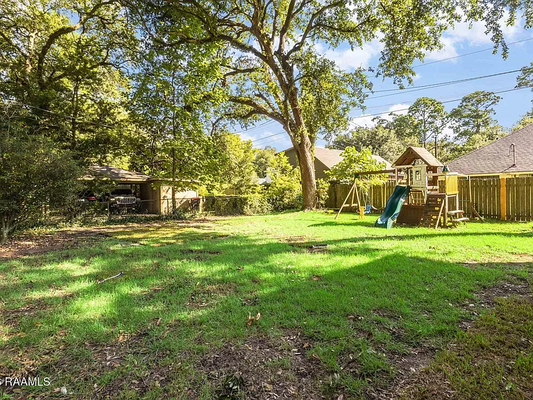 320 Lippi Blvd — Photo 30