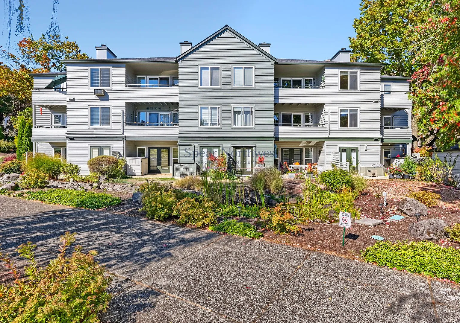 River-View 2BD/2BA End-Unit Condo at Heron Pointe Steps to the Willamette Greenway — Photo 3