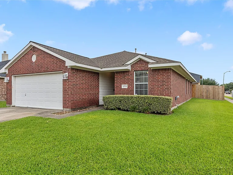 10819 Redwood Dr — Photo 2
