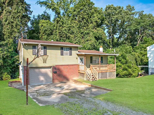 141 Grove St, Westover, WV 26501