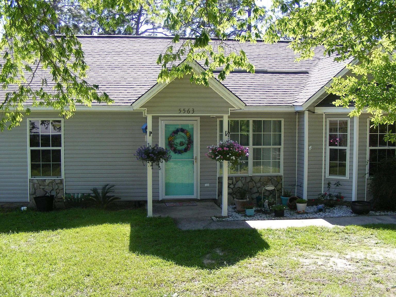 3 bed, 1300 sqft, $1,800 — Photo 1