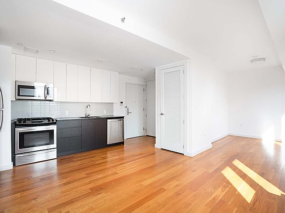 3rd image of 3143 Vernon Blvd #808