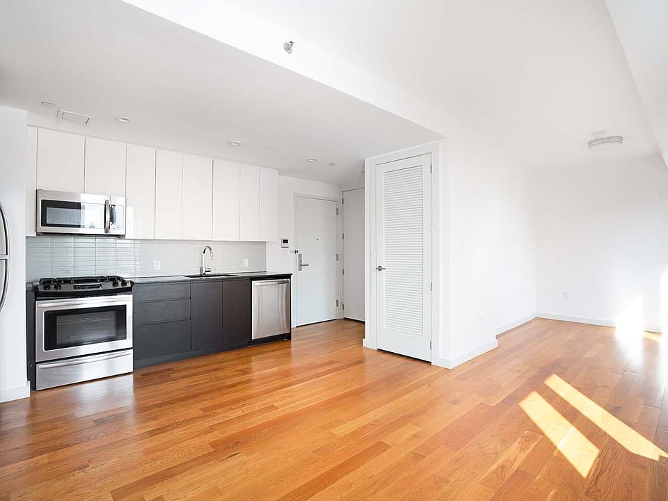 1st image of 31-43 Vernon Blvd #805