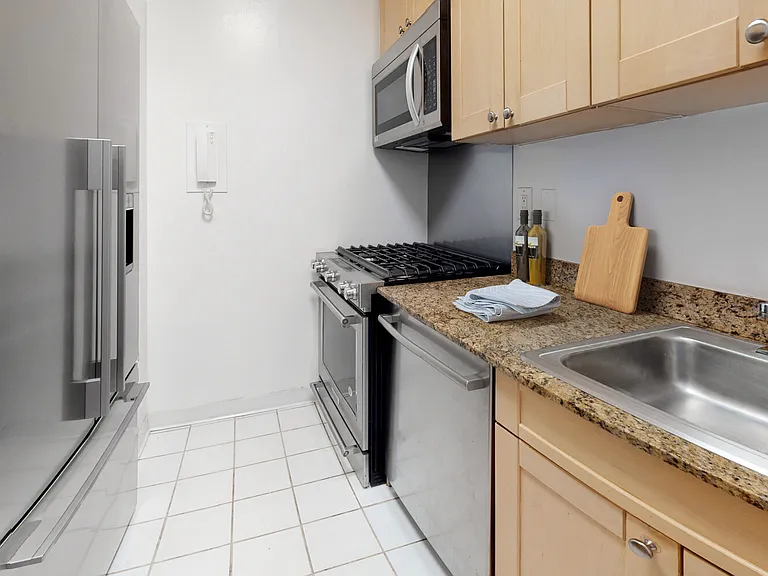 115 E 34th St #403 — Photo 3