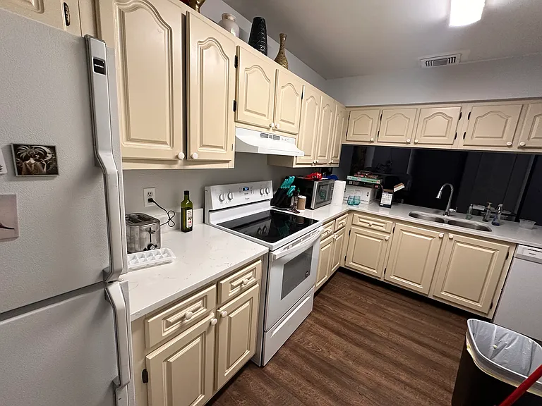 670 Kenwick Cir #204 — Photo 17