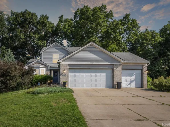 9307 Lakewood Ct, Whitmore Lake, MI 48189