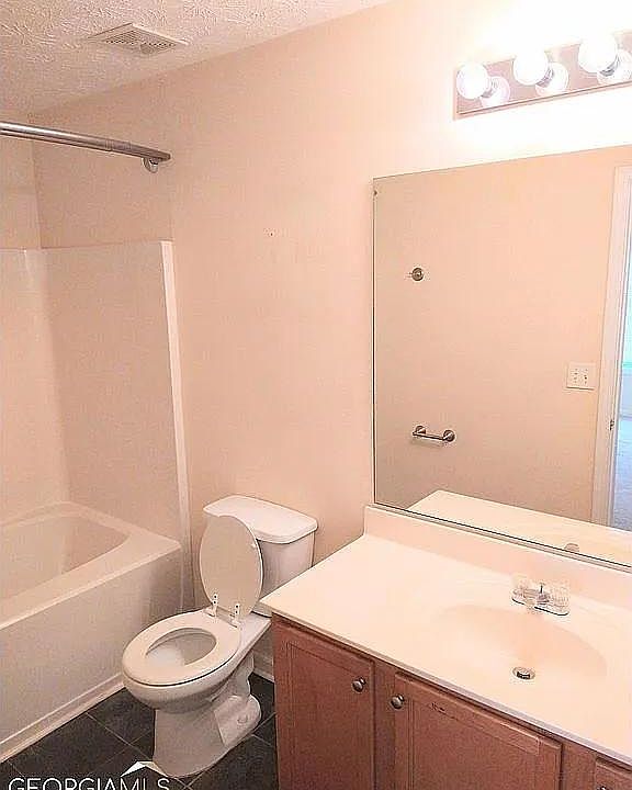 Master bathroom / en suite.