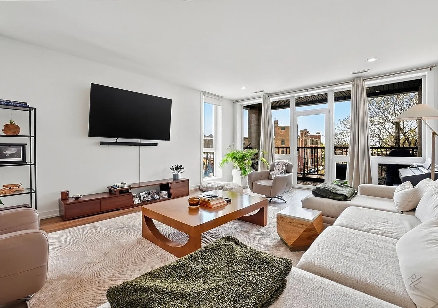 3 bed, 1680 sqft, $3,900 — Photo 1