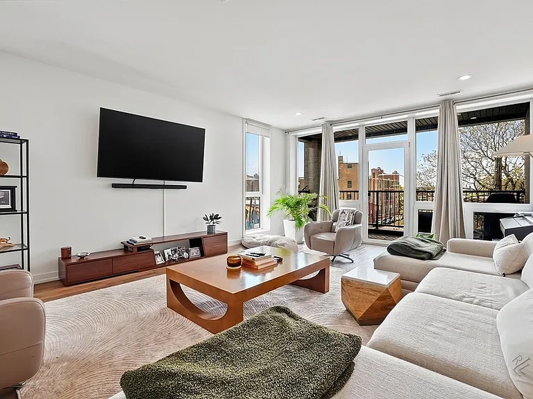 815 N Richmond St #301 — Photo 1