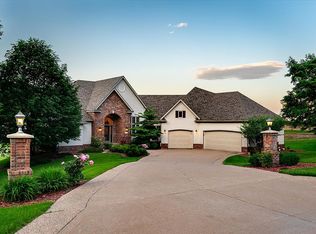 524 Country Club Ln, Onalaska, WI 54650