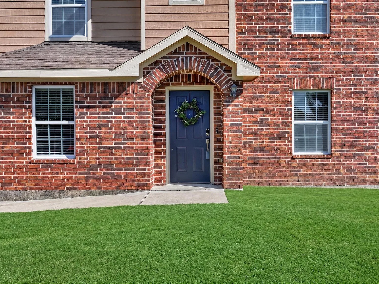 4 bed, 2.5 bath, 1996 sqft, $2,300 — Photo 4