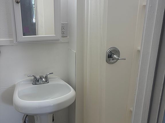 5th image of 521 Clay Ln