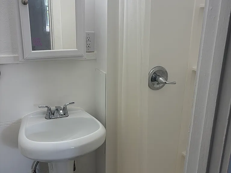 521 Clay Ln — Photo 5