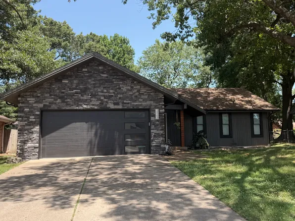 2863 E Linwood St, Springfield, MO 65804