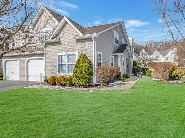307 Erik Drive #307, East Setauket, NY 11733