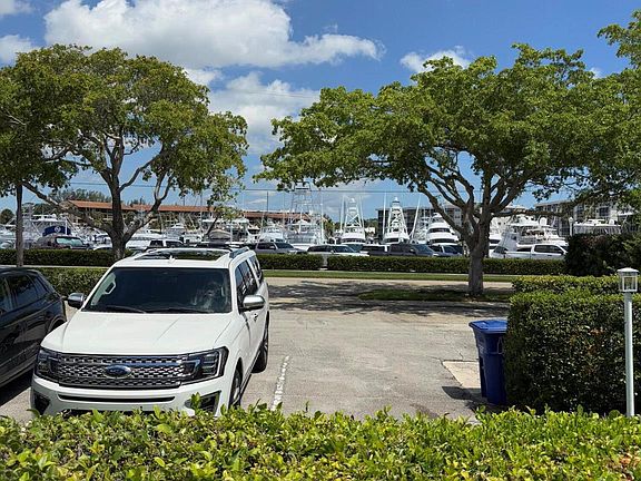 3rd image of 118 Yacht Club Dr APT 2
