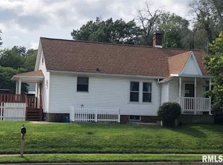 909 N 7th St, Riverton, IL 62561