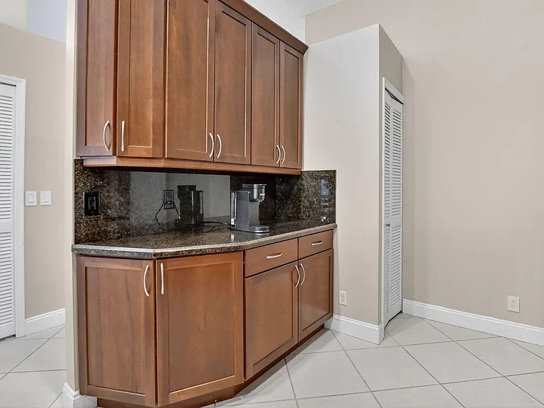 10065 Camelback Ln — Photo 18