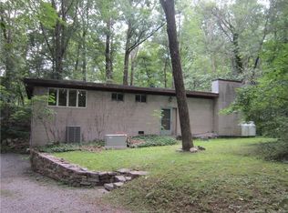18 Barberry Ln, Woodbridge, CT 06525